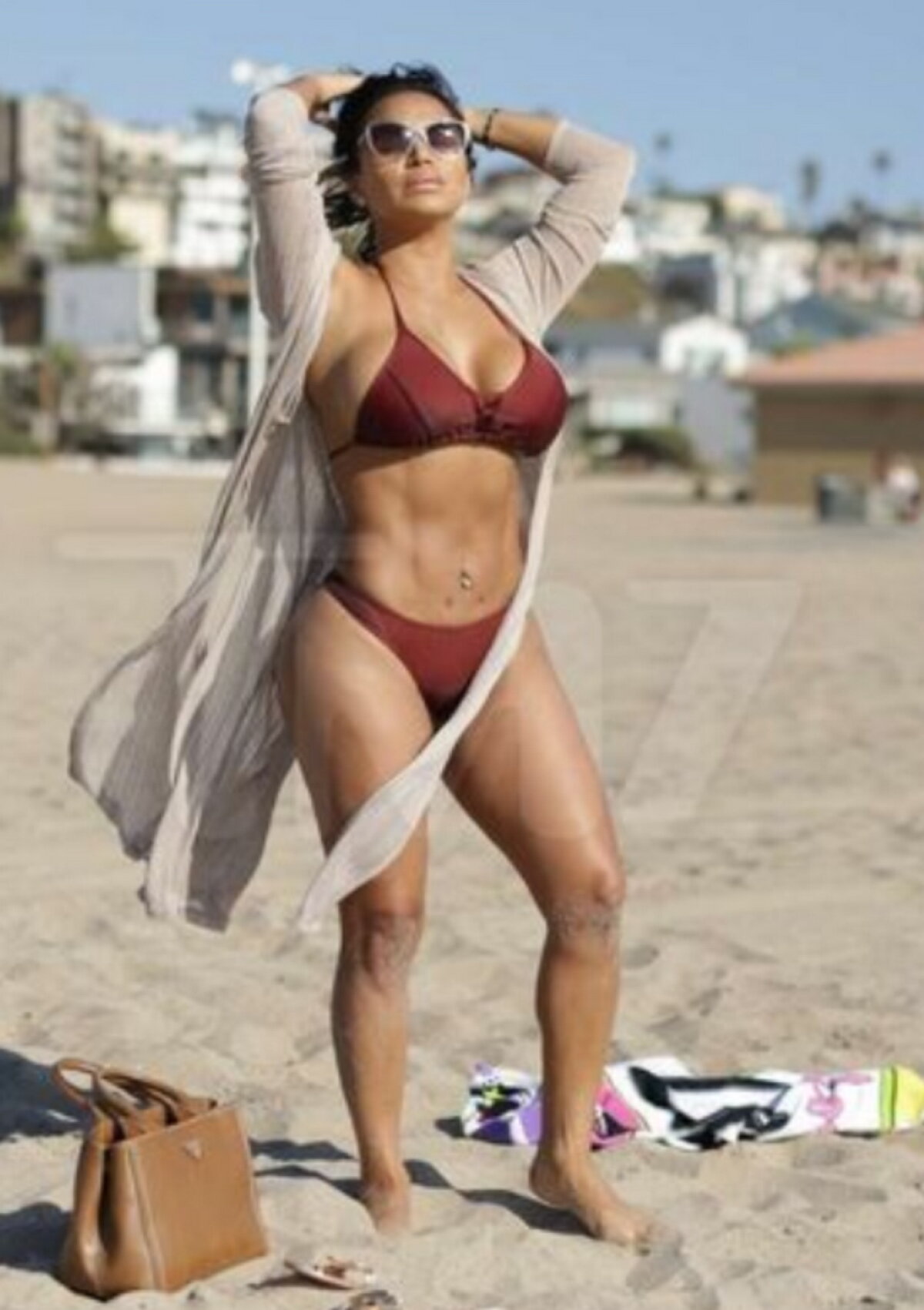 GALERIE FOTO » Apariție exotică la plajă! Dolly Castro a incendiat plaja