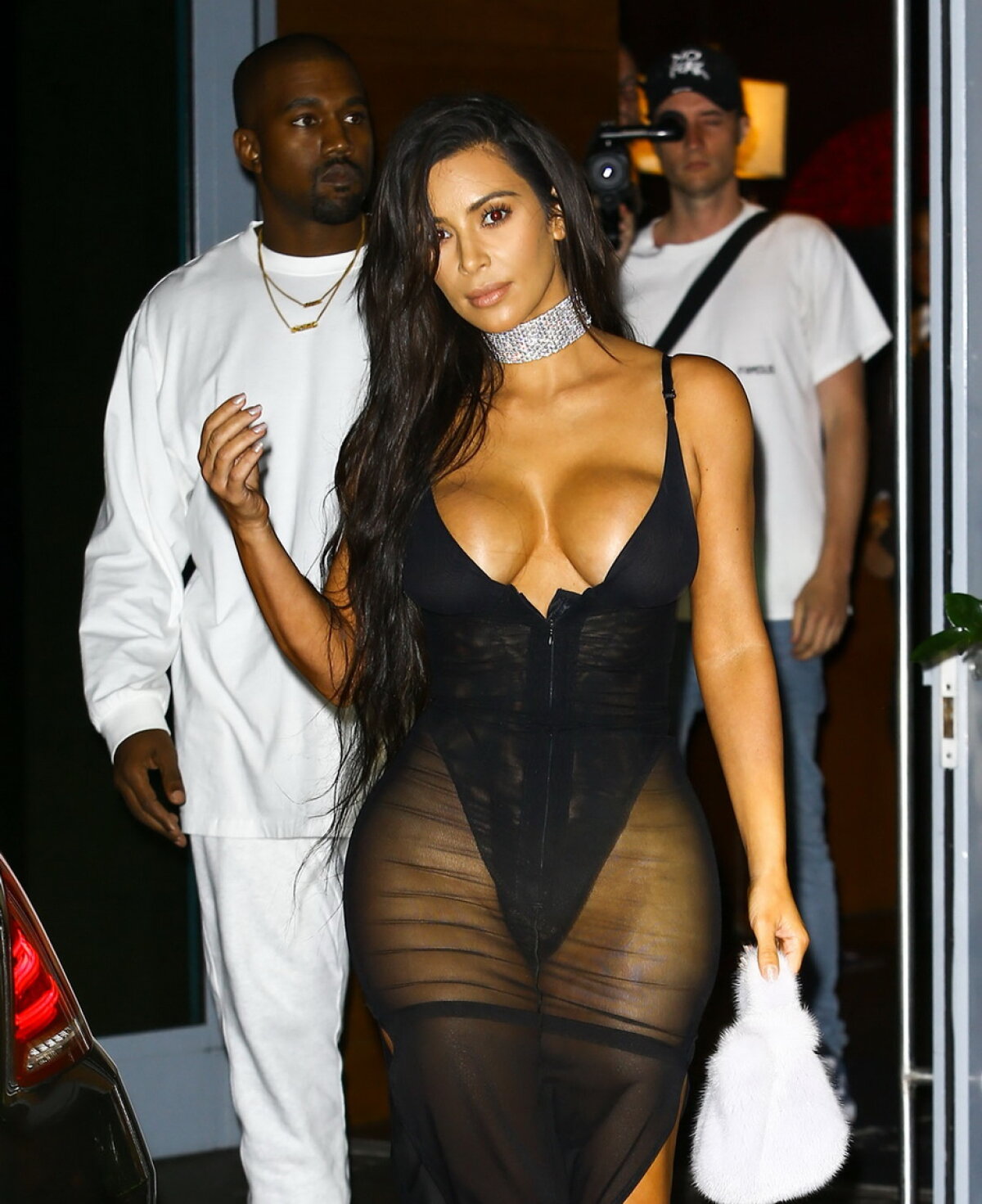 Kim Kardashian nu mai are limite! A ieșit aproape dezbrăcată pe stradă