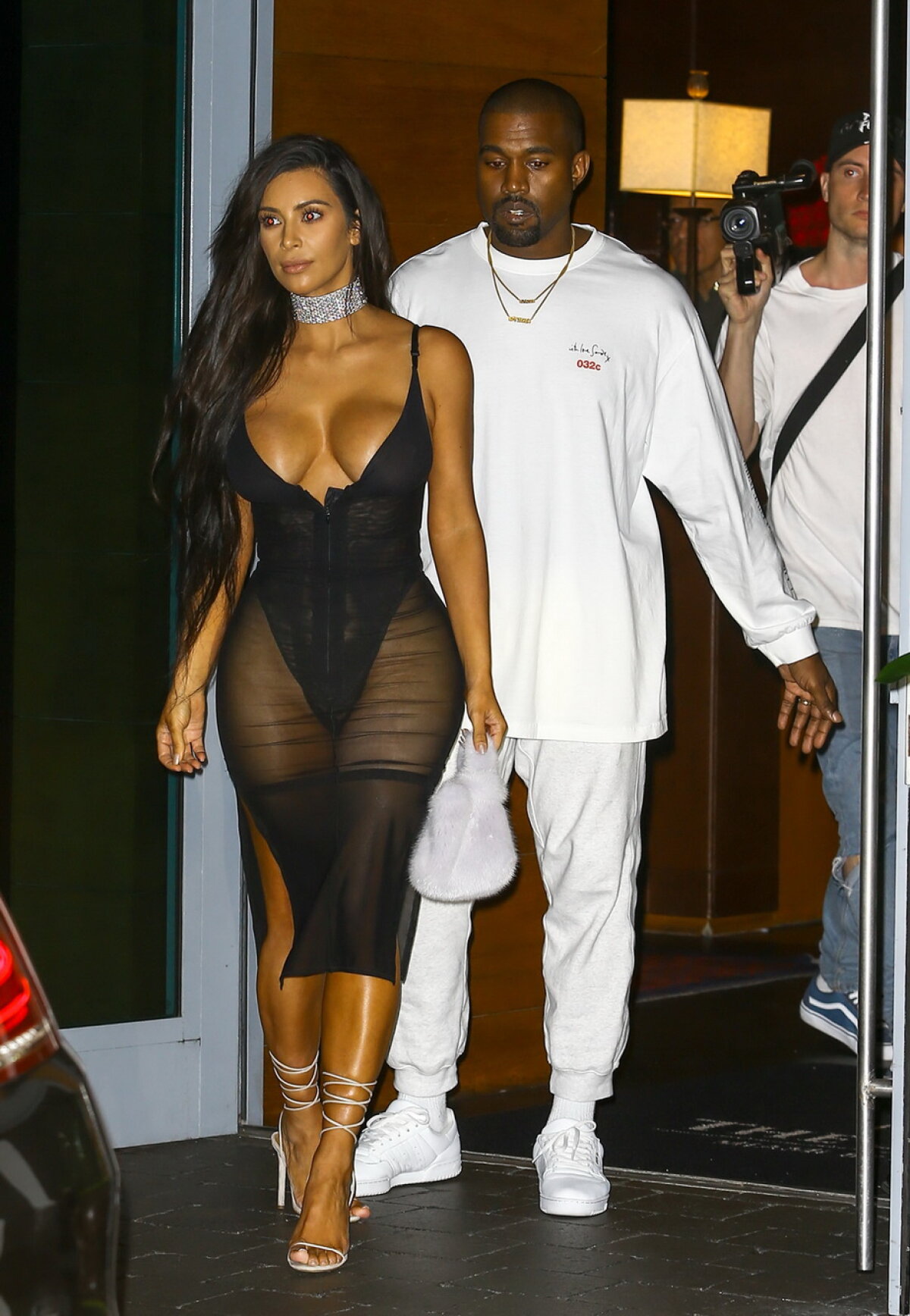 Kim Kardashian nu mai are limite! A ieșit aproape dezbrăcată pe stradă