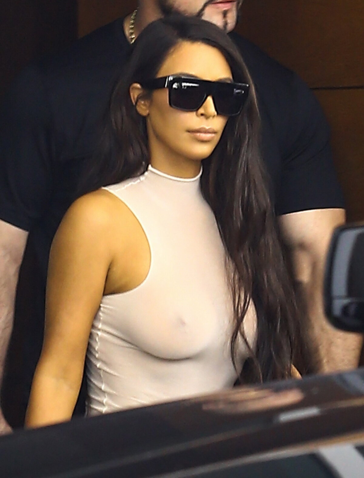 Kim Kardashian a ieşit pe stradă cu o bluză total transparentă! Bărbaţii au fost înnebuniţi