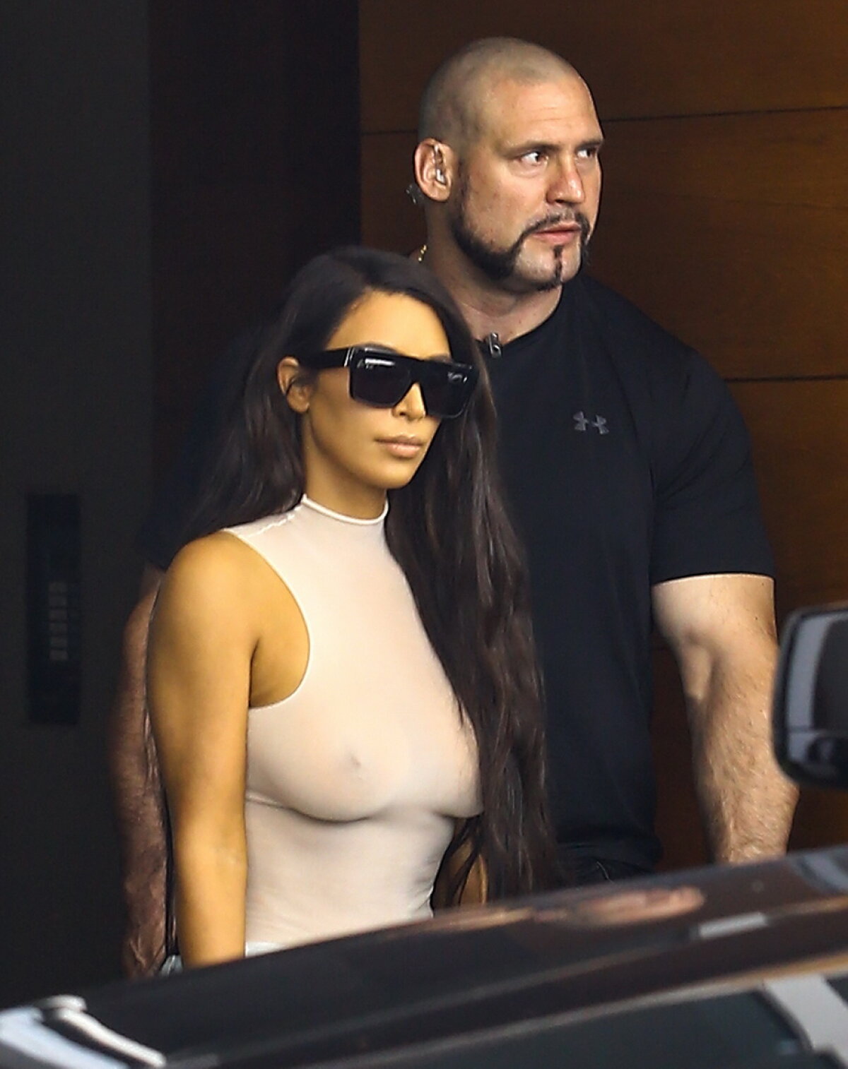 Kim Kardashian a ieşit pe stradă cu o bluză total transparentă! Bărbaţii au fost înnebuniţi