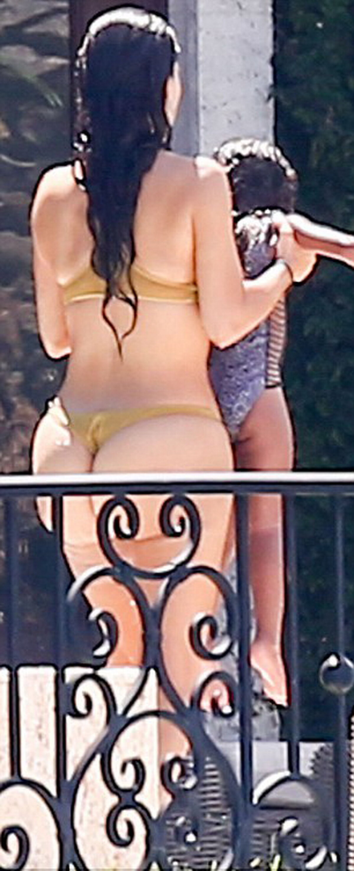 Kim Kardashian, surprinsă în bikini tanga. Imaginile fac înconjurul lumii