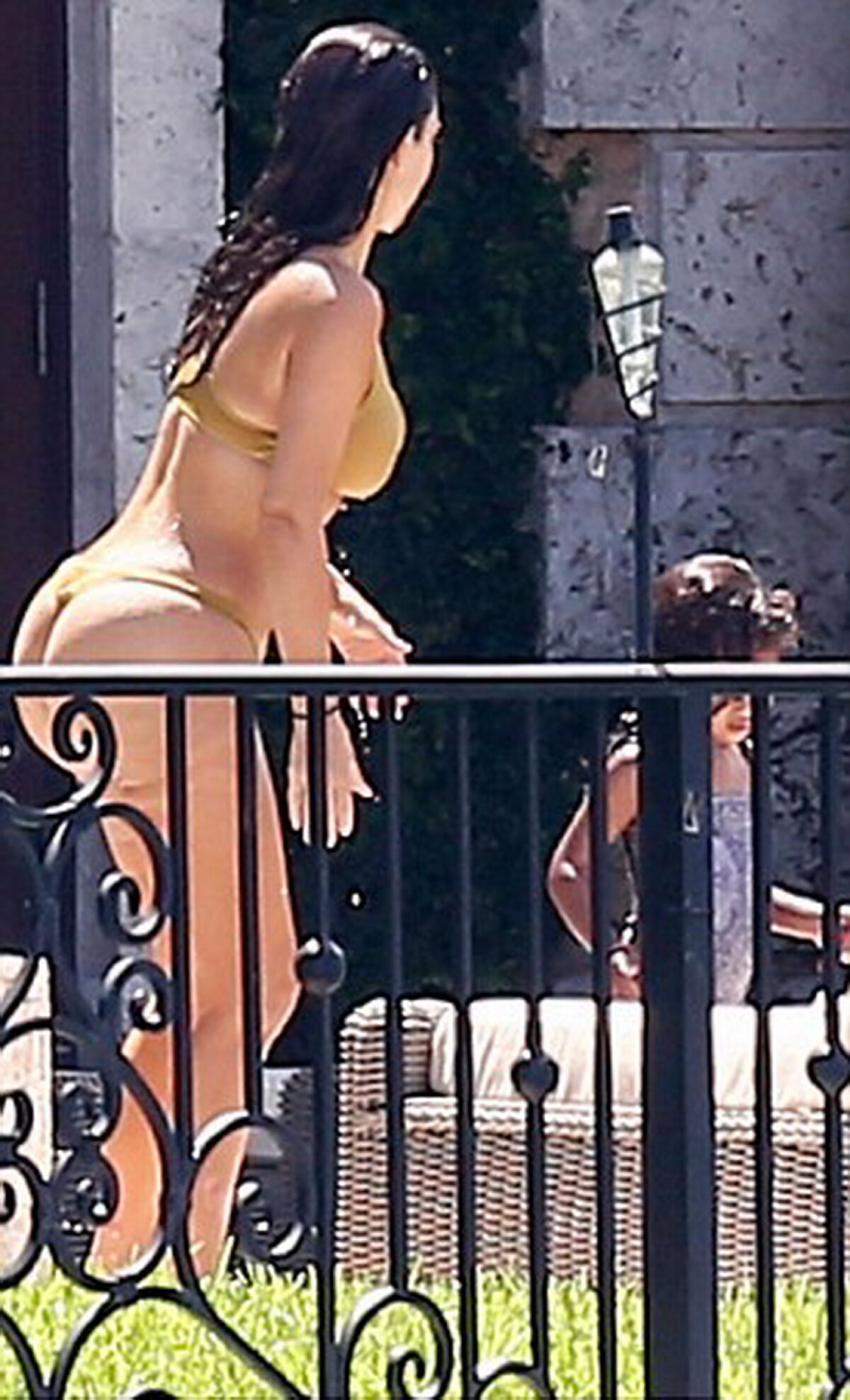 Kim Kardashian, surprinsă în bikini tanga. Imaginile fac înconjurul lumii