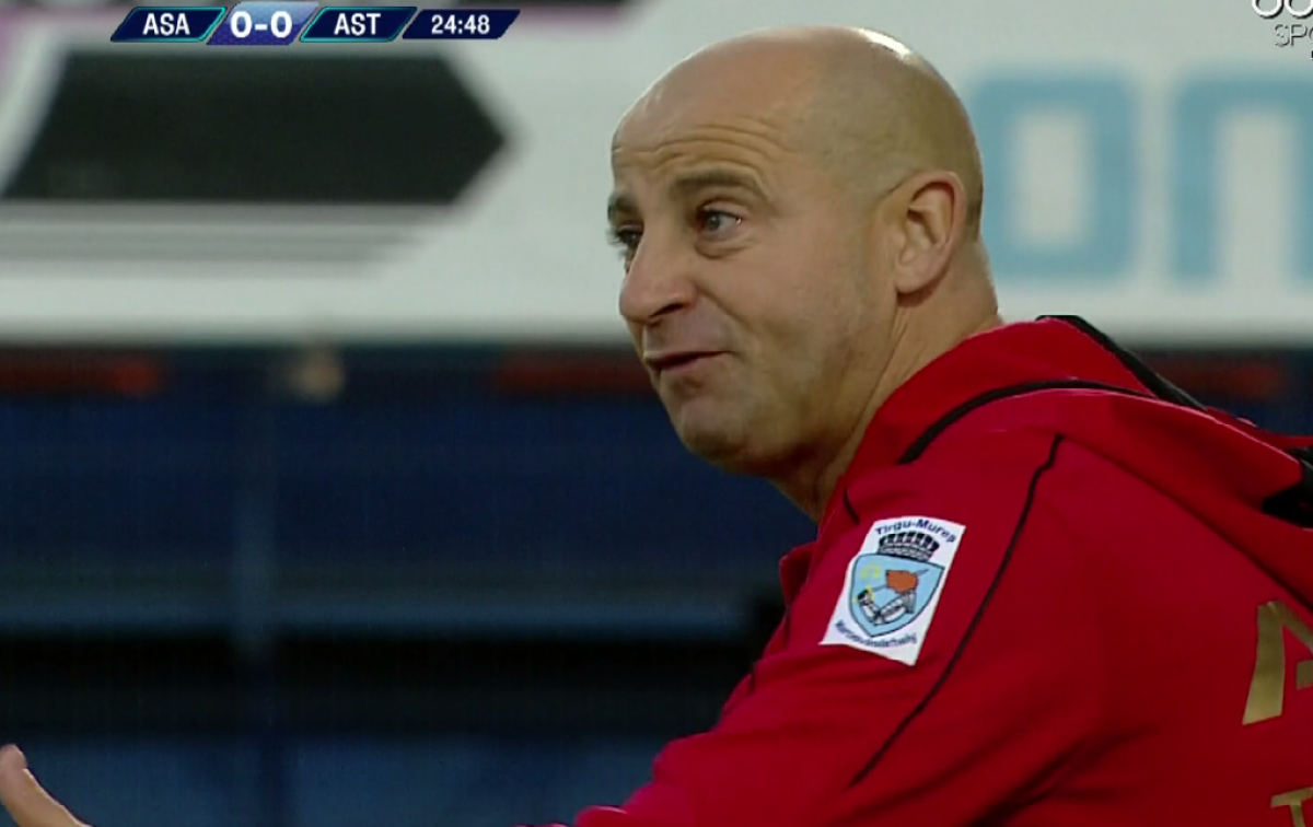 FOTO Un antrenor de viitor din Liga 1 prins într-o ipostază neregulamentară
