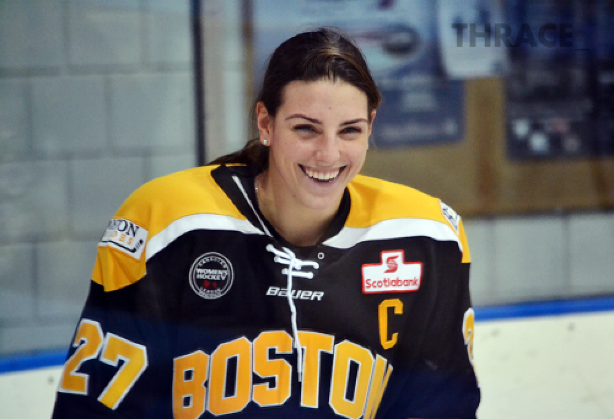 FOTO Frumoasa care amenință cu crosa » Pictorial incendiar cu Hilary Knight: e printre cele mai valoroase hocheiste din lume