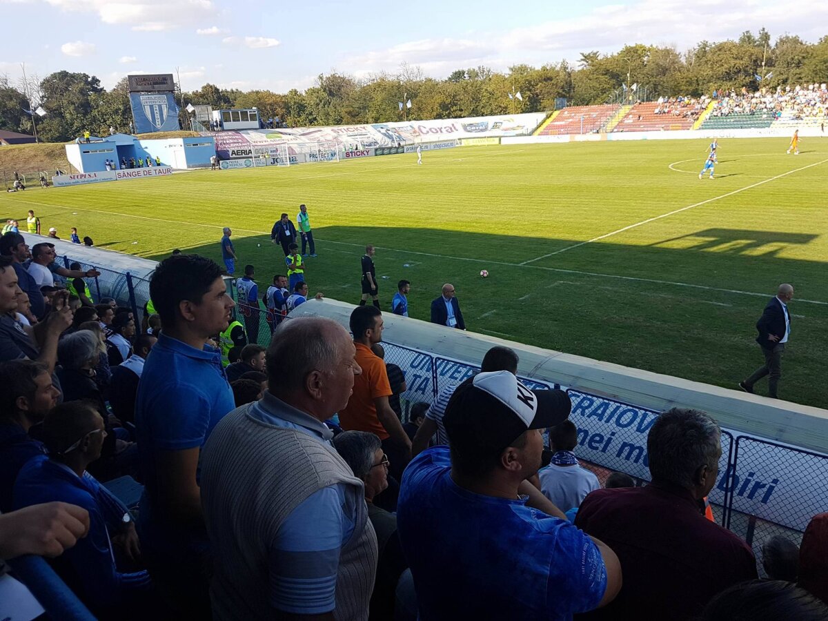  VIDEO Scandal la meciul CSU Craiova - FC Botoșani » Heleșteanu și Grozavu s-au înjurat cu fanii craioveni: "Nu vă mai agitați, tot Steaua ia campionatul!" » Un oficial a aruncat o sticlă în tribună