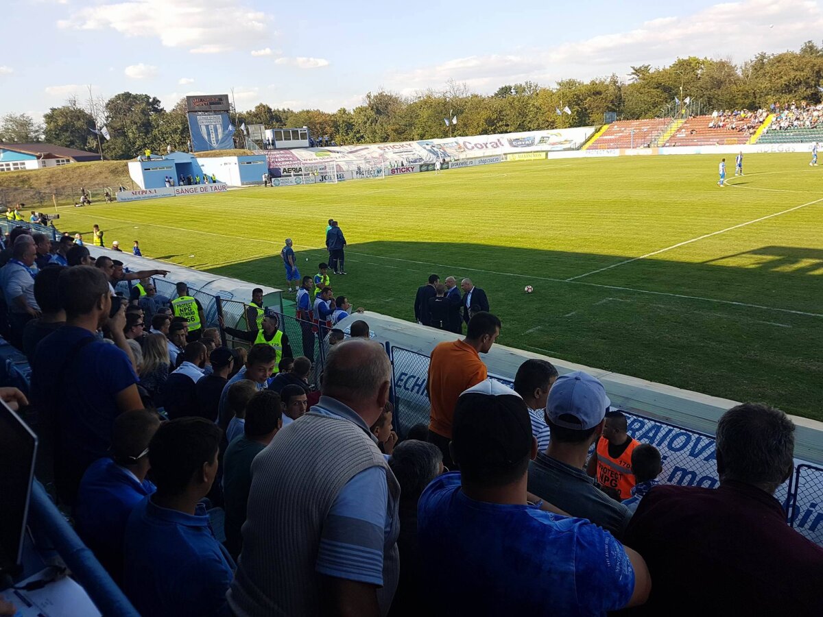  VIDEO Scandal la meciul CSU Craiova - FC Botoșani » Heleșteanu și Grozavu s-au înjurat cu fanii craioveni: "Nu vă mai agitați, tot Steaua ia campionatul!" » Un oficial a aruncat o sticlă în tribună