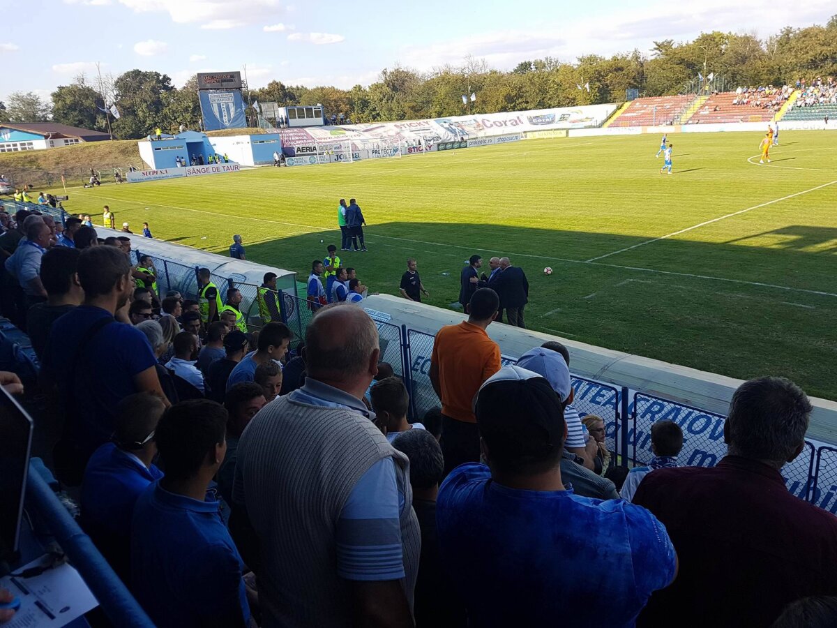  VIDEO Scandal la meciul CSU Craiova - FC Botoșani » Heleșteanu și Grozavu s-au înjurat cu fanii craioveni: "Nu vă mai agitați, tot Steaua ia campionatul!" » Un oficial a aruncat o sticlă în tribună