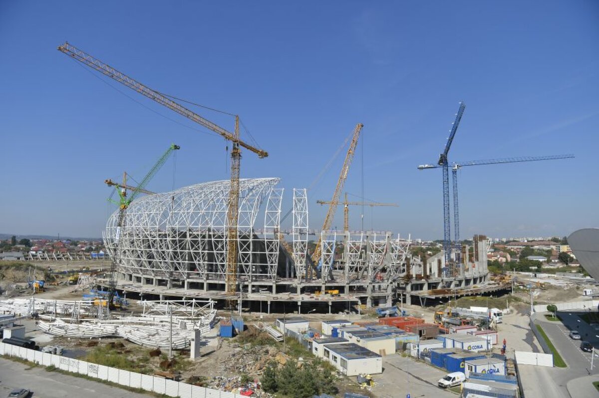 FOTO Începe să semene a navă spațială » Se muncește și noaptea la noul stadion al Craiovei. Cu toate astea, arena nu va fi gata înainte de martie 2017