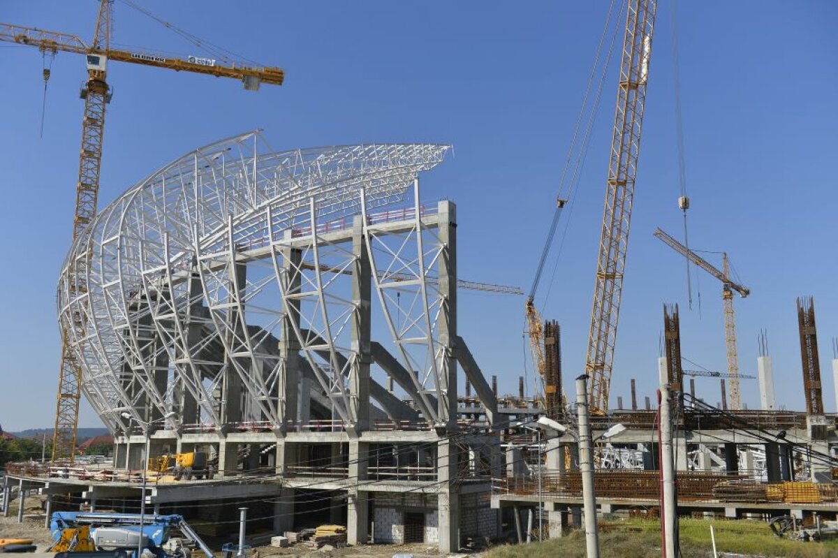 FOTO Începe să semene a navă spațială » Se muncește și noaptea la noul stadion al Craiovei. Cu toate astea, arena nu va fi gata înainte de martie 2017