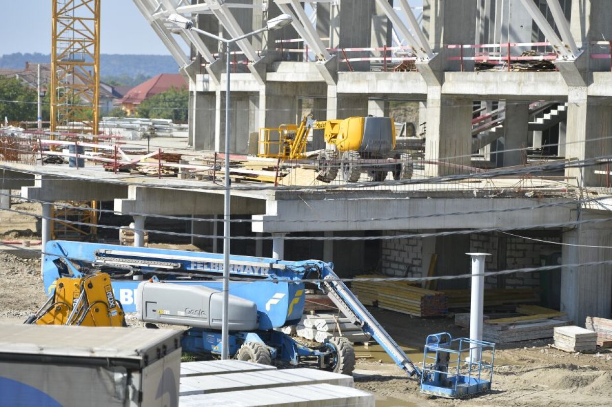 FOTO Începe să semene a navă spațială » Se muncește și noaptea la noul stadion al Craiovei. Cu toate astea, arena nu va fi gata înainte de martie 2017