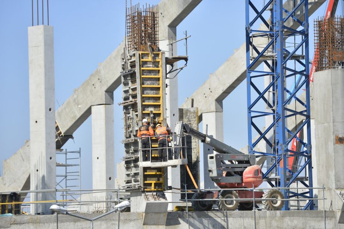 FOTO Începe să semene a navă spațială » Se muncește și noaptea la noul stadion al Craiovei. Cu toate astea, arena nu va fi gata înainte de martie 2017