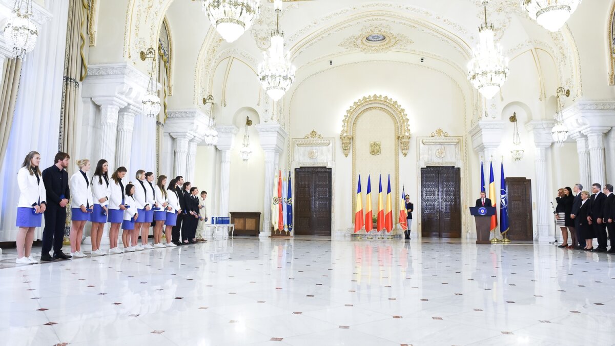 GALERIE FOTO Iohannis i-a premiat pe sportivii români care au participat la JO şi Jocurile Paralimpice » Preşedintele i-a acuzat pe cei responsabili de echipament: "Sunt de toată jena! Este revoltător"