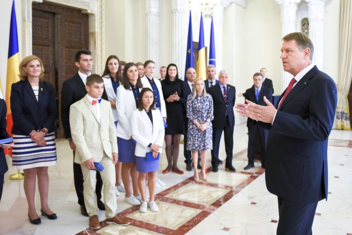 GALERIE FOTO Iohannis i-a premiat pe sportivii români care au participat la JO şi Jocurile Paralimpice » Preşedintele i-a acuzat pe cei responsabili de echipament: "Sunt de toată jena! Este revoltător"