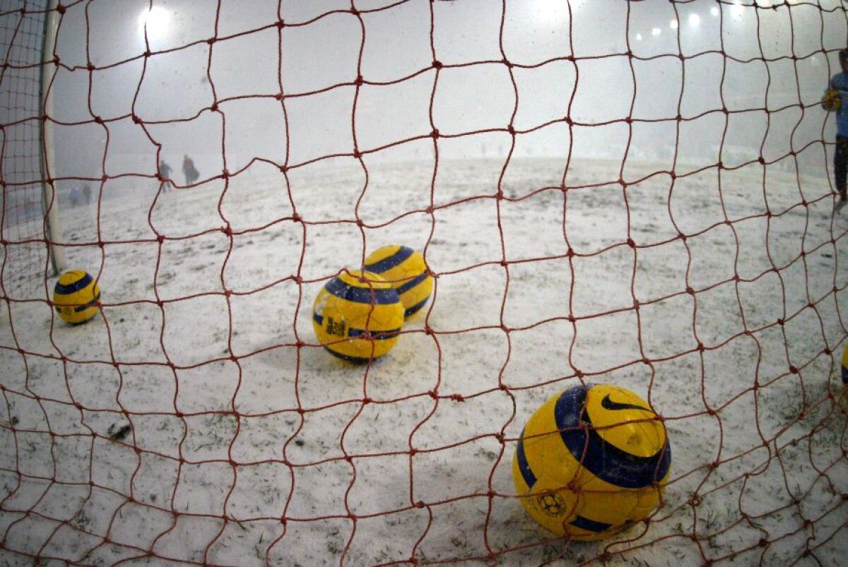 GALERIE FOTO Cele mai tari 40 de imagini de la prima tentativă de Steaua - Villarreal din 2005 » Noaptea în care 25.000 de fani au umplut Ghencea şi au îndurat o ninsoare teribilă