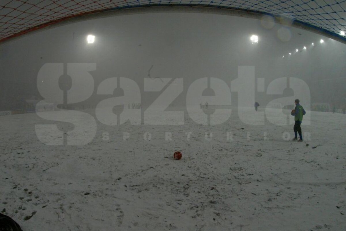 GALERIE FOTO Cele mai tari 40 de imagini de la prima tentativă de Steaua - Villarreal din 2005 » Noaptea în care 25.000 de fani au umplut Ghencea şi au îndurat o ninsoare teribilă