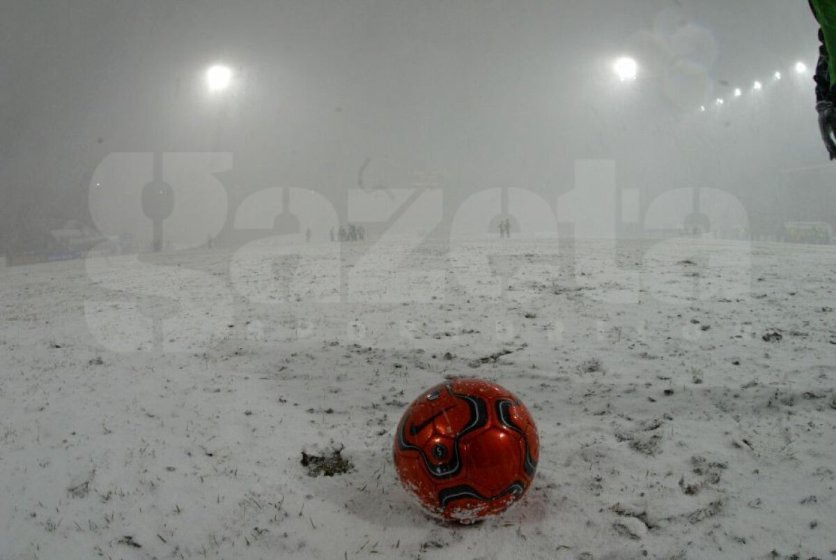 GALERIE FOTO Cele mai tari 40 de imagini de la prima tentativă de Steaua - Villarreal din 2005 » Noaptea în care 25.000 de fani au umplut Ghencea şi au îndurat o ninsoare teribilă
