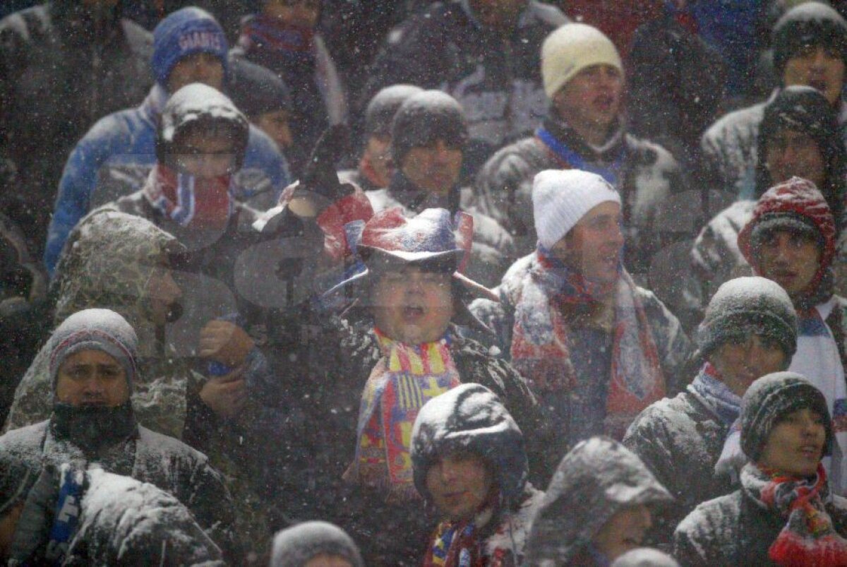 GALERIE FOTO Cele mai tari 40 de imagini de la prima tentativă de Steaua - Villarreal din 2005 » Noaptea în care 25.000 de fani au umplut Ghencea şi au îndurat o ninsoare teribilă
