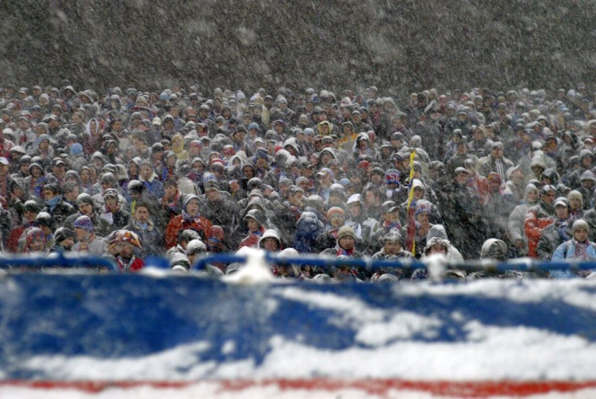 GALERIE FOTO Cele mai tari 40 de imagini de la prima tentativă de Steaua - Villarreal din 2005 » Noaptea în care 25.000 de fani au umplut Ghencea şi au îndurat o ninsoare teribilă