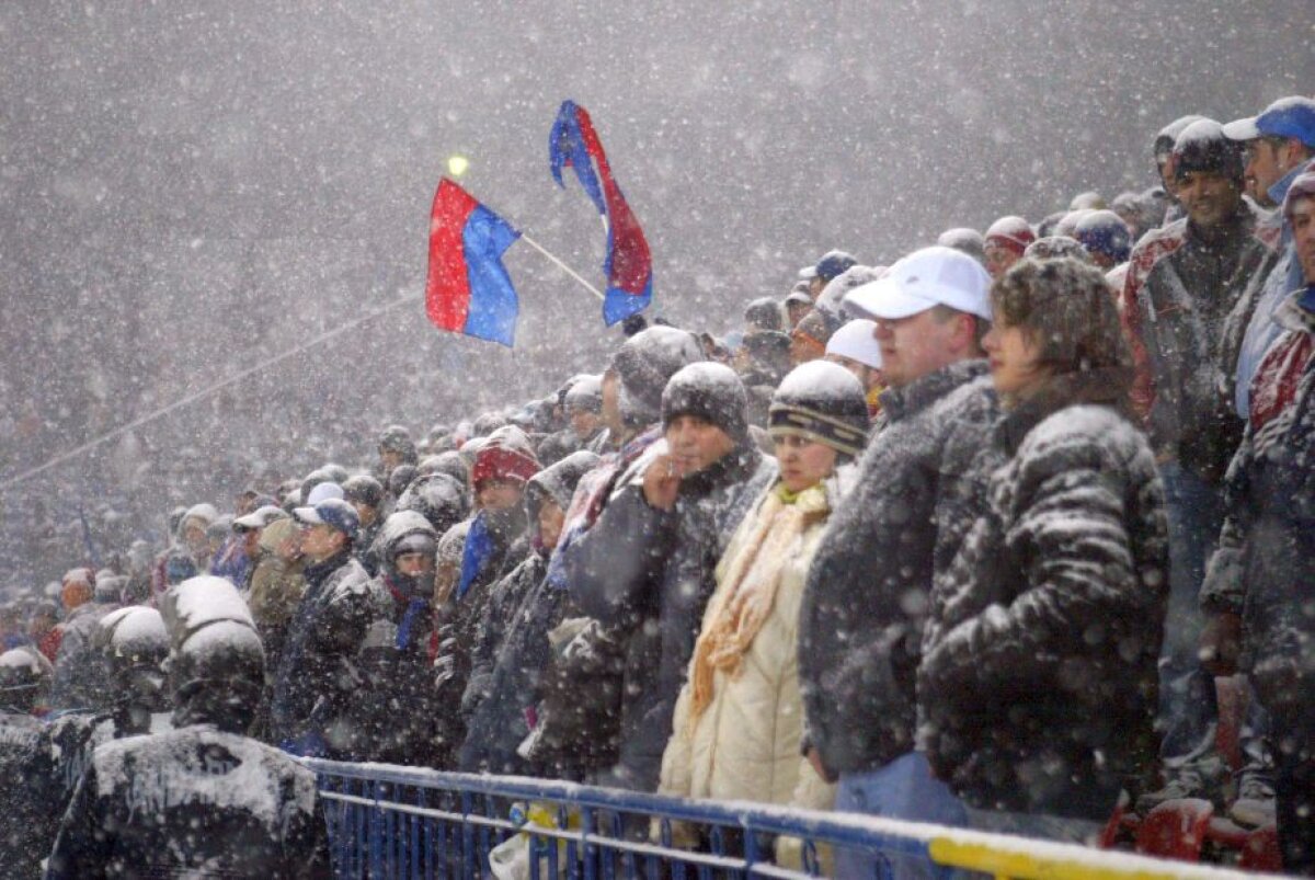 GALERIE FOTO Cele mai tari 40 de imagini de la prima tentativă de Steaua - Villarreal din 2005 » Noaptea în care 25.000 de fani au umplut Ghencea şi au îndurat o ninsoare teribilă