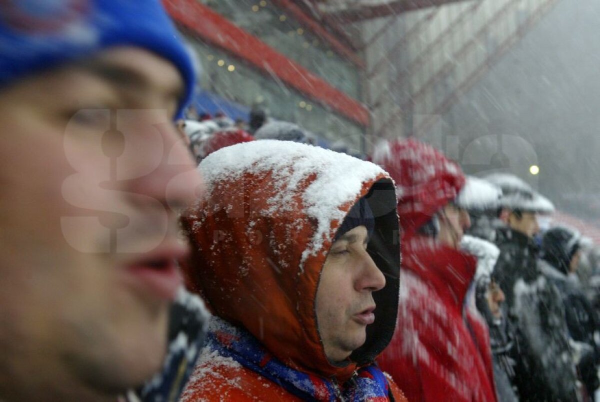 GALERIE FOTO Cele mai tari 40 de imagini de la prima tentativă de Steaua - Villarreal din 2005 » Noaptea în care 25.000 de fani au umplut Ghencea şi au îndurat o ninsoare teribilă