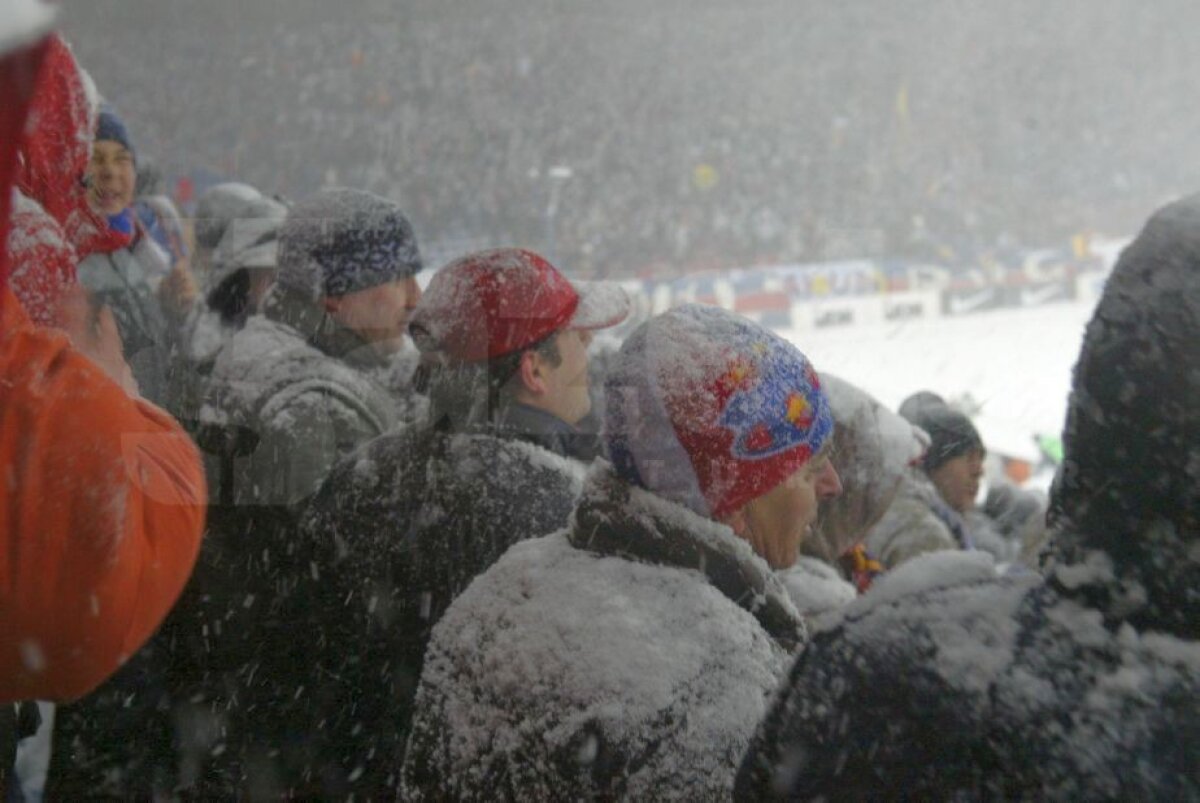 GALERIE FOTO Cele mai tari 40 de imagini de la prima tentativă de Steaua - Villarreal din 2005 » Noaptea în care 25.000 de fani au umplut Ghencea şi au îndurat o ninsoare teribilă