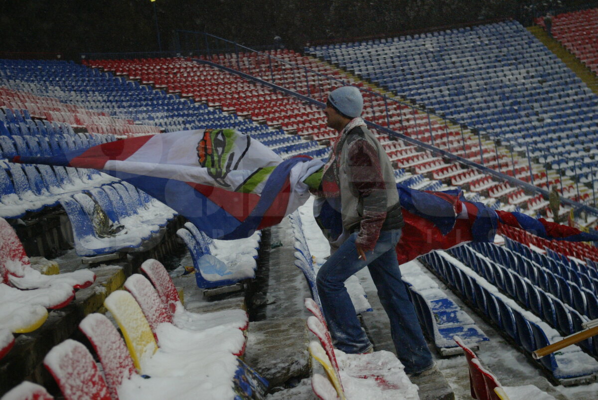 GALERIE FOTO Cele mai tari 40 de imagini de la prima tentativă de Steaua - Villarreal din 2005 » Noaptea în care 25.000 de fani au umplut Ghencea şi au îndurat o ninsoare teribilă