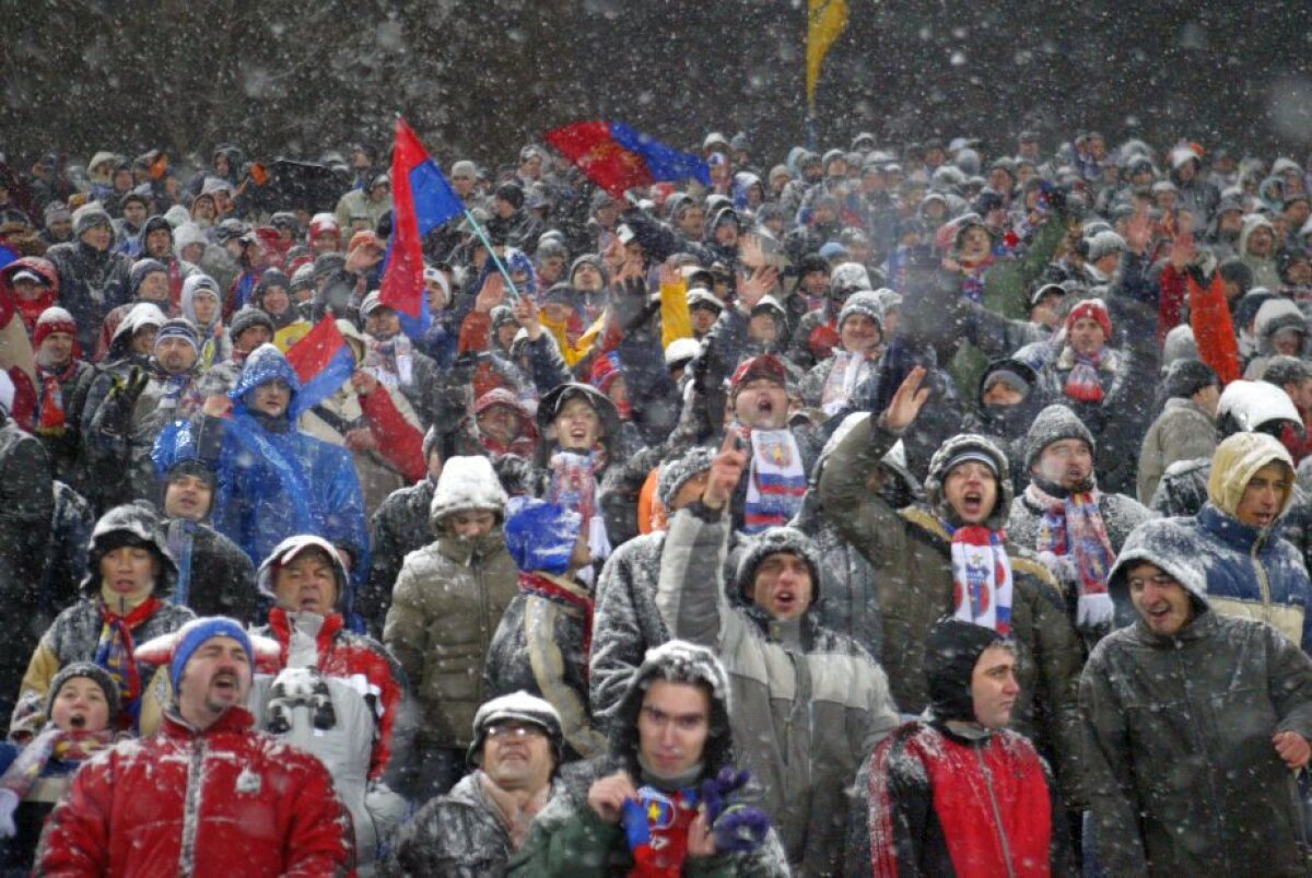 GALERIE FOTO Cele mai tari 40 de imagini de la prima tentativă de Steaua - Villarreal din 2005 » Noaptea în care 25.000 de fani au umplut Ghencea şi au îndurat o ninsoare teribilă