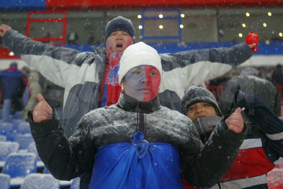 GALERIE FOTO Cele mai tari 40 de imagini de la prima tentativă de Steaua - Villarreal din 2005 » Noaptea în care 25.000 de fani au umplut Ghencea şi au îndurat o ninsoare teribilă