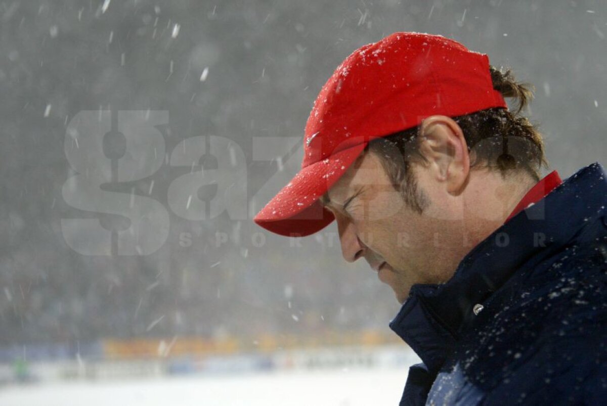 GALERIE FOTO Cele mai tari 40 de imagini de la prima tentativă de Steaua - Villarreal din 2005 » Noaptea în care 25.000 de fani au umplut Ghencea şi au îndurat o ninsoare teribilă