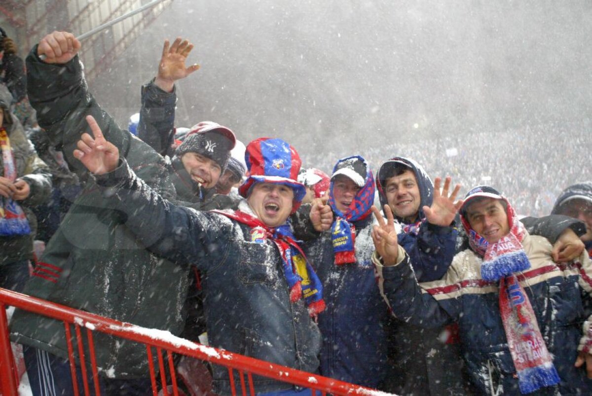 GALERIE FOTO Cele mai tari 40 de imagini de la prima tentativă de Steaua - Villarreal din 2005 » Noaptea în care 25.000 de fani au umplut Ghencea şi au îndurat o ninsoare teribilă
