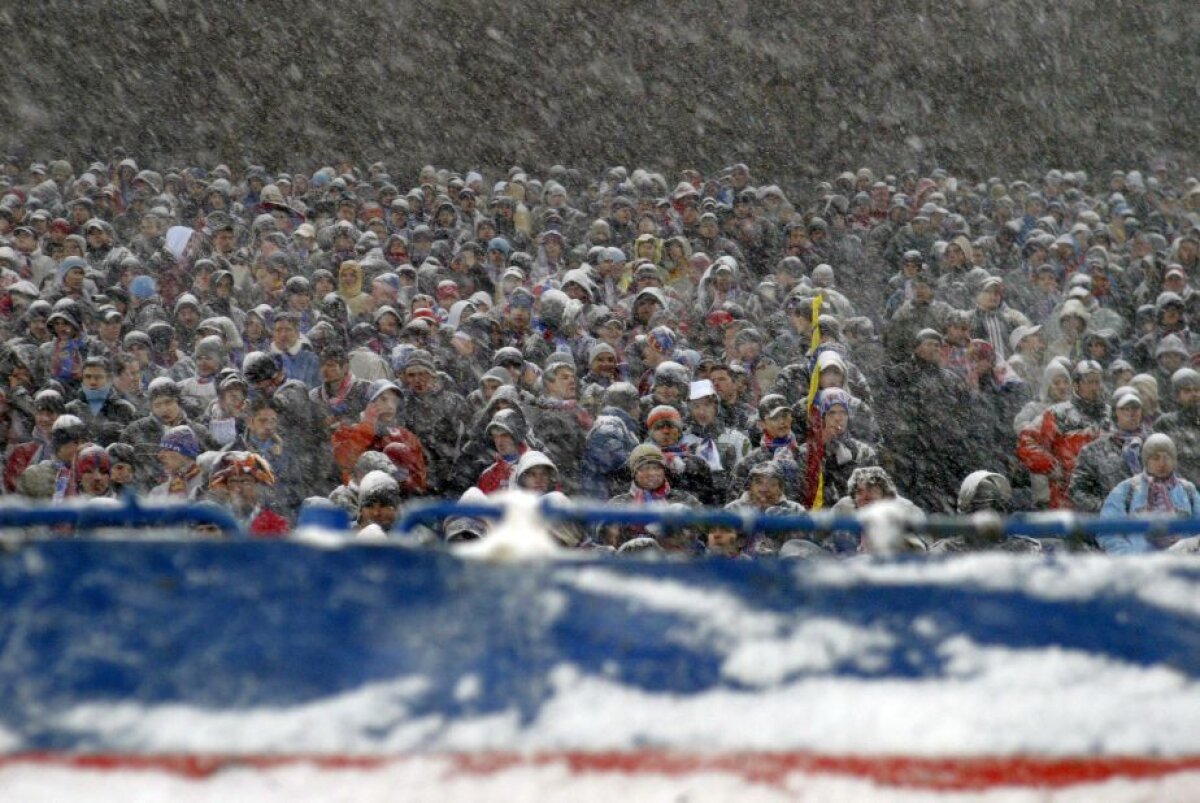 GALERIE FOTO Cele mai tari 40 de imagini de la prima tentativă de Steaua - Villarreal din 2005 » Noaptea în care 25.000 de fani au umplut Ghencea şi au îndurat o ninsoare teribilă