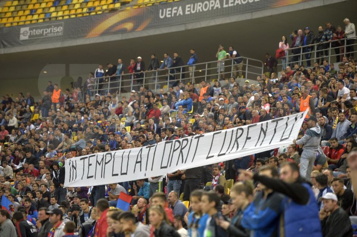 FOTO Noua galerie a Stelei a apărut la meciul cu Villarreal! Torțe, fumigene și un banner surpriză pe Arena Națională