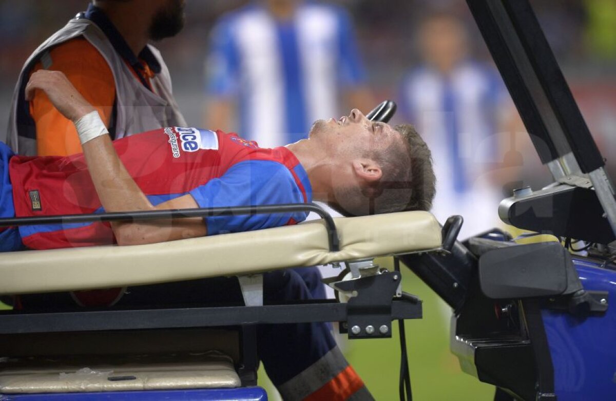 FOTO Probleme pentru Steaua, în prima repriză a meciului cu Craiova! Tănase a ieșit de pe teren accidentat și a fost transportat direct la spital