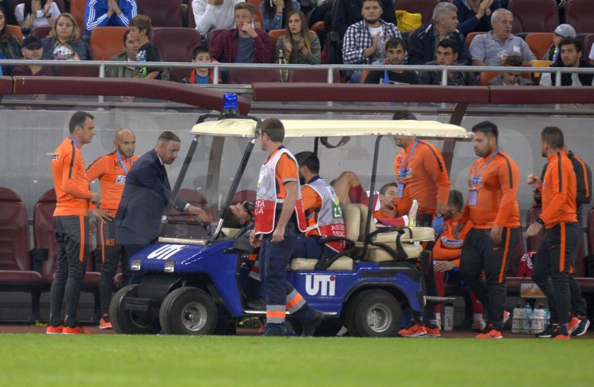 FOTO Probleme pentru Steaua, în prima repriză a meciului cu Craiova! Tănase a ieșit de pe teren accidentat și a fost transportat direct la spital