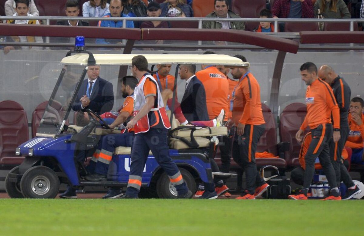 FOTO Probleme pentru Steaua, în prima repriză a meciului cu Craiova! Tănase a ieșit de pe teren accidentat și a fost transportat direct la spital