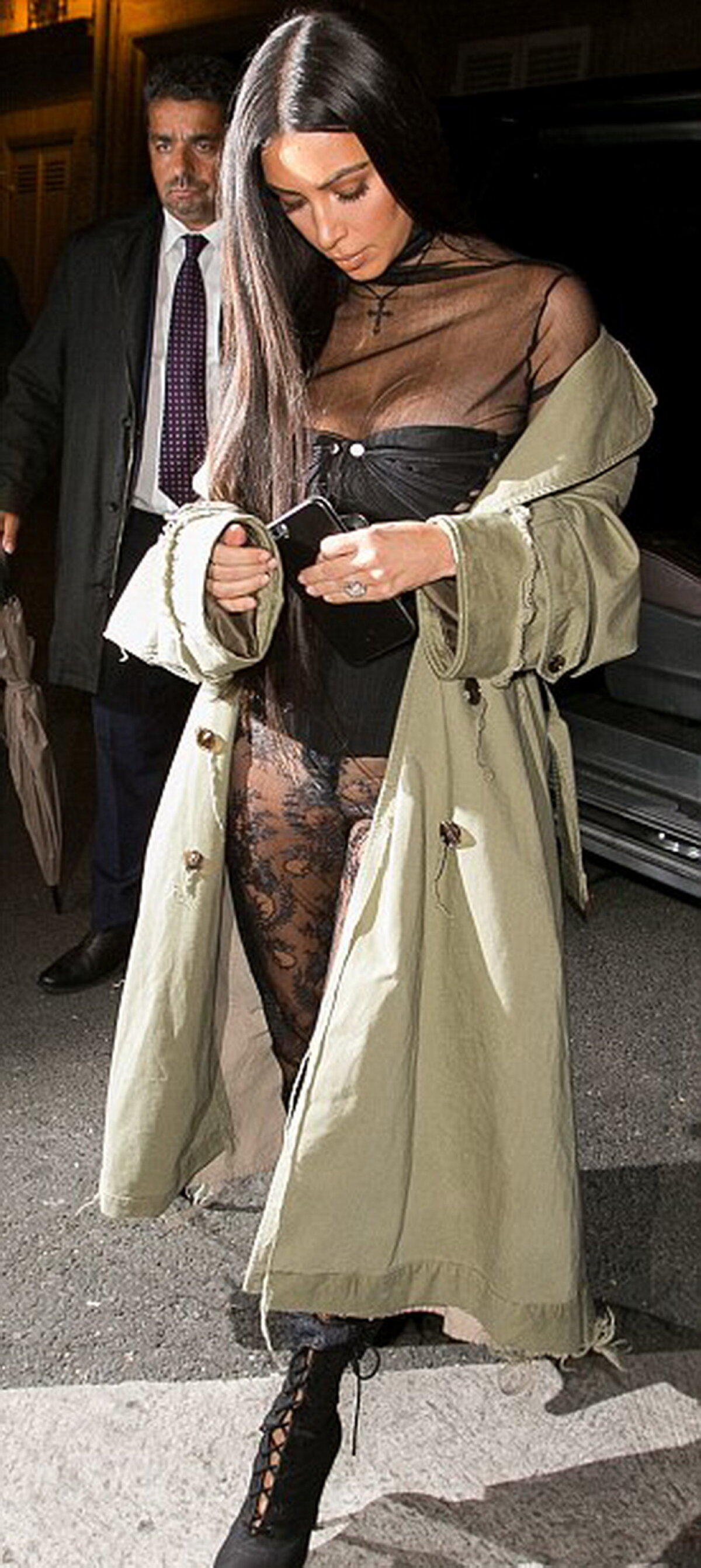 Kim Kardashian sfidează orice regulă vestimentară! A arătat tot într-o pereche de pantaloni din dantelă