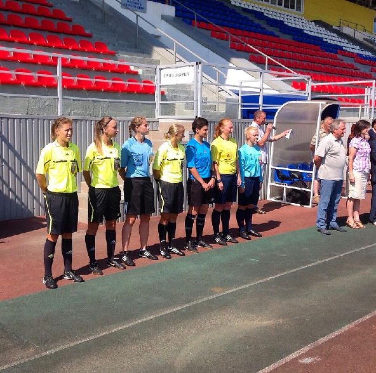 GALERIE FOTO Cea mai frumoasă arbitră vine din Rusia » Ekaterina joacă şi fotbal şi e foarte bună