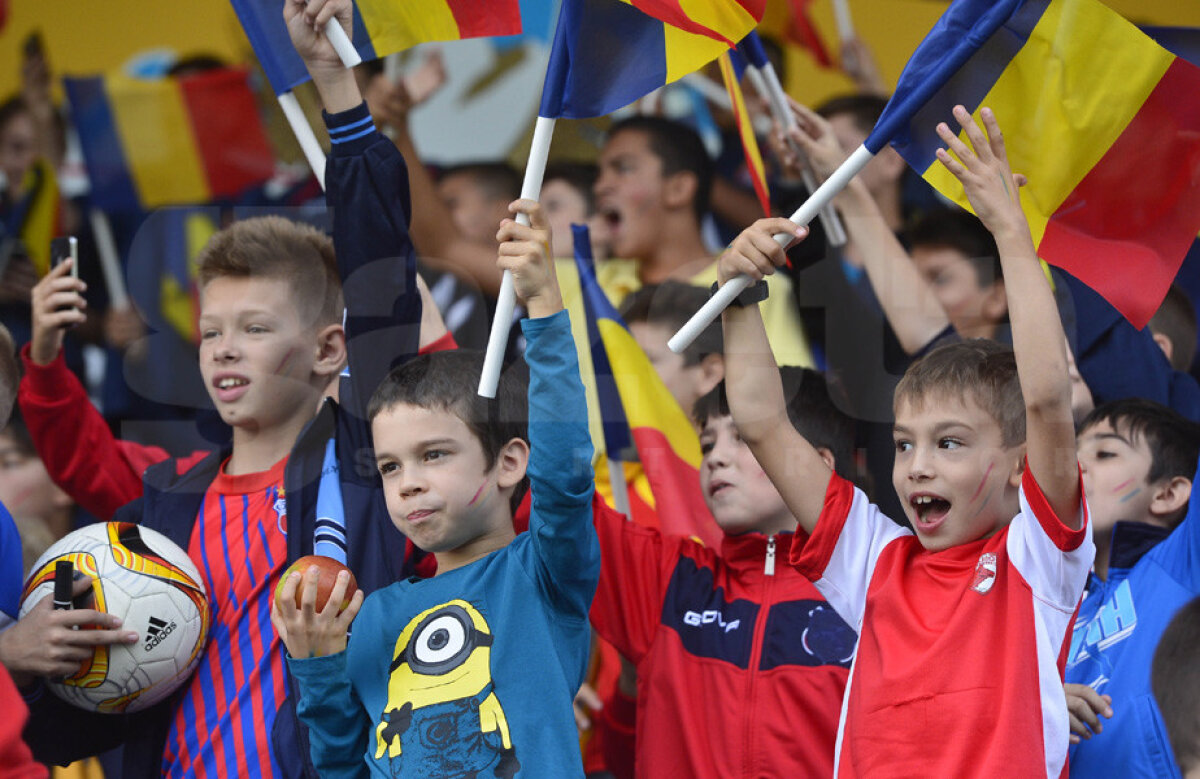 FOTO Asaltați de pici » Tricolorii au fost încurajați de peste 500 de viitori fotbaliști la renunire