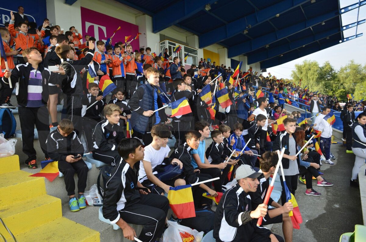 FOTO Asaltați de pici » Tricolorii au fost încurajați de peste 500 de viitori fotbaliști la renunire