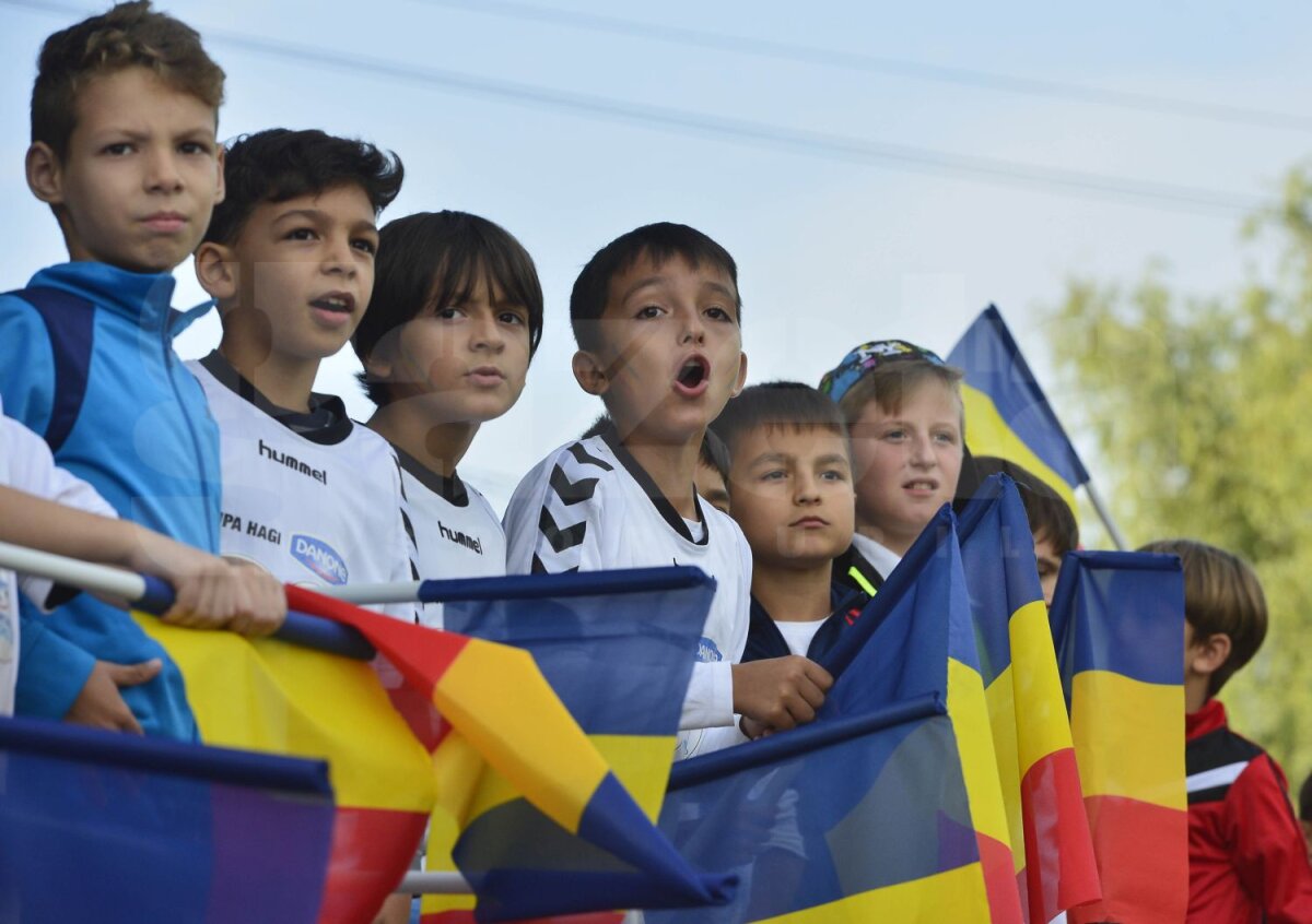 FOTO Asaltați de pici » Tricolorii au fost încurajați de peste 500 de viitori fotbaliști la renunire