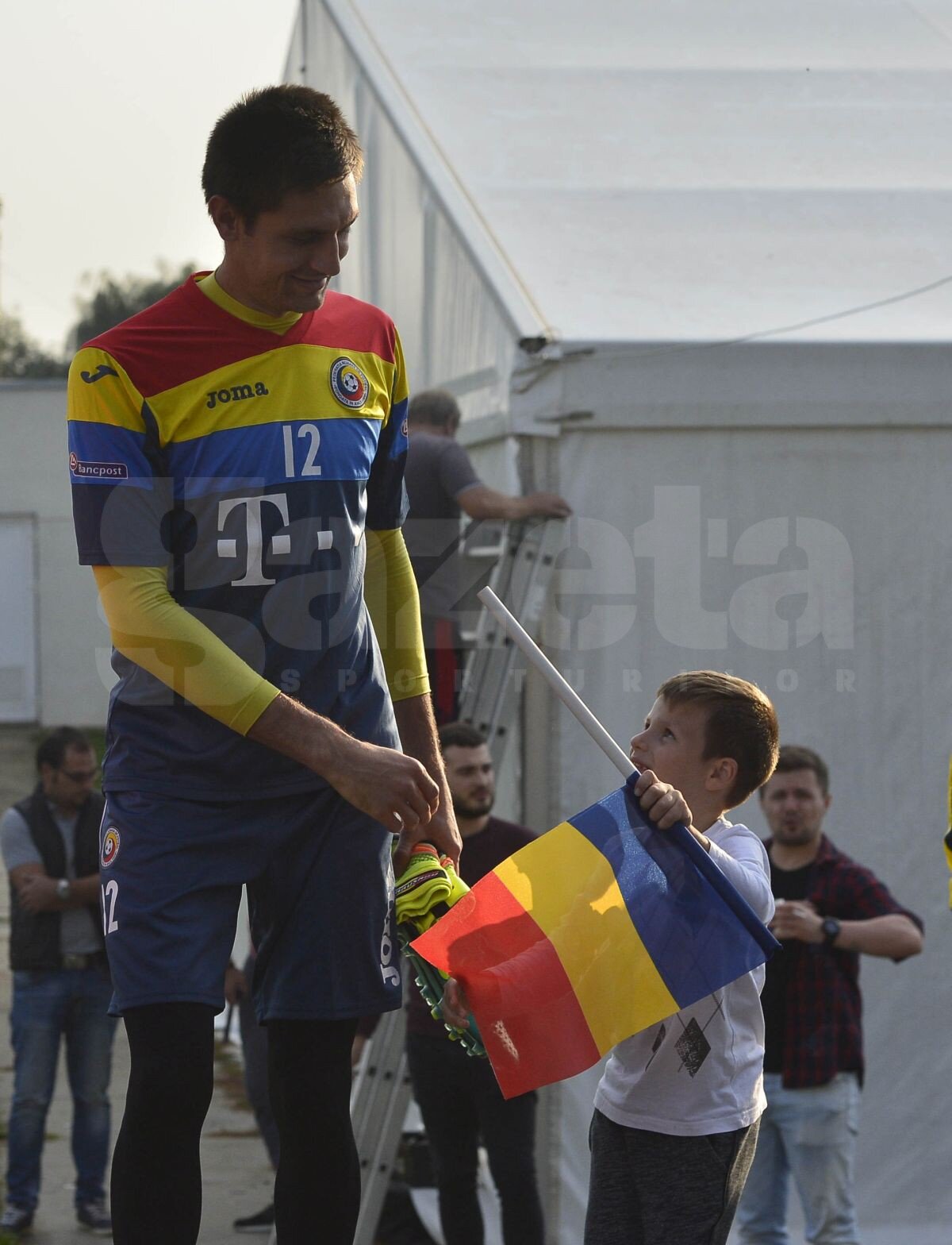 FOTO Asaltați de pici » Tricolorii au fost încurajați de peste 500 de viitori fotbaliști la renunire