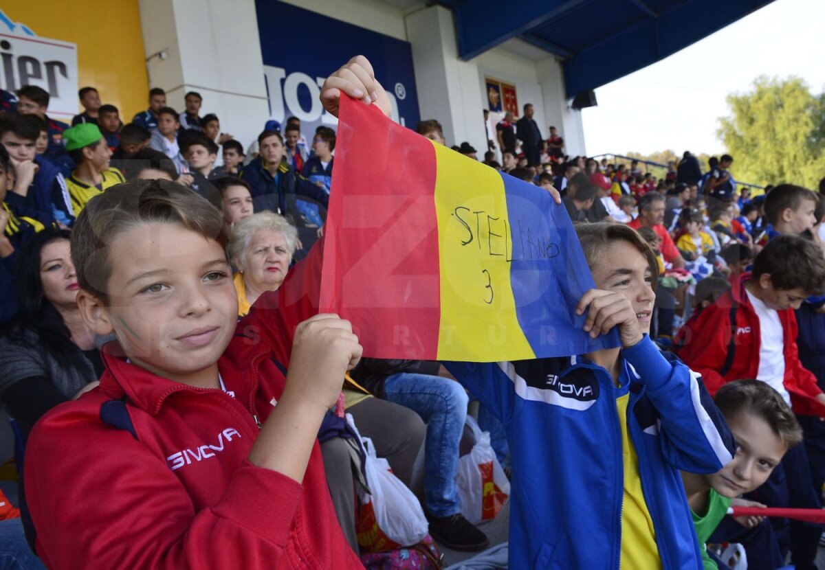 FOTO Asaltați de pici » Tricolorii au fost încurajați de peste 500 de viitori fotbaliști la renunire