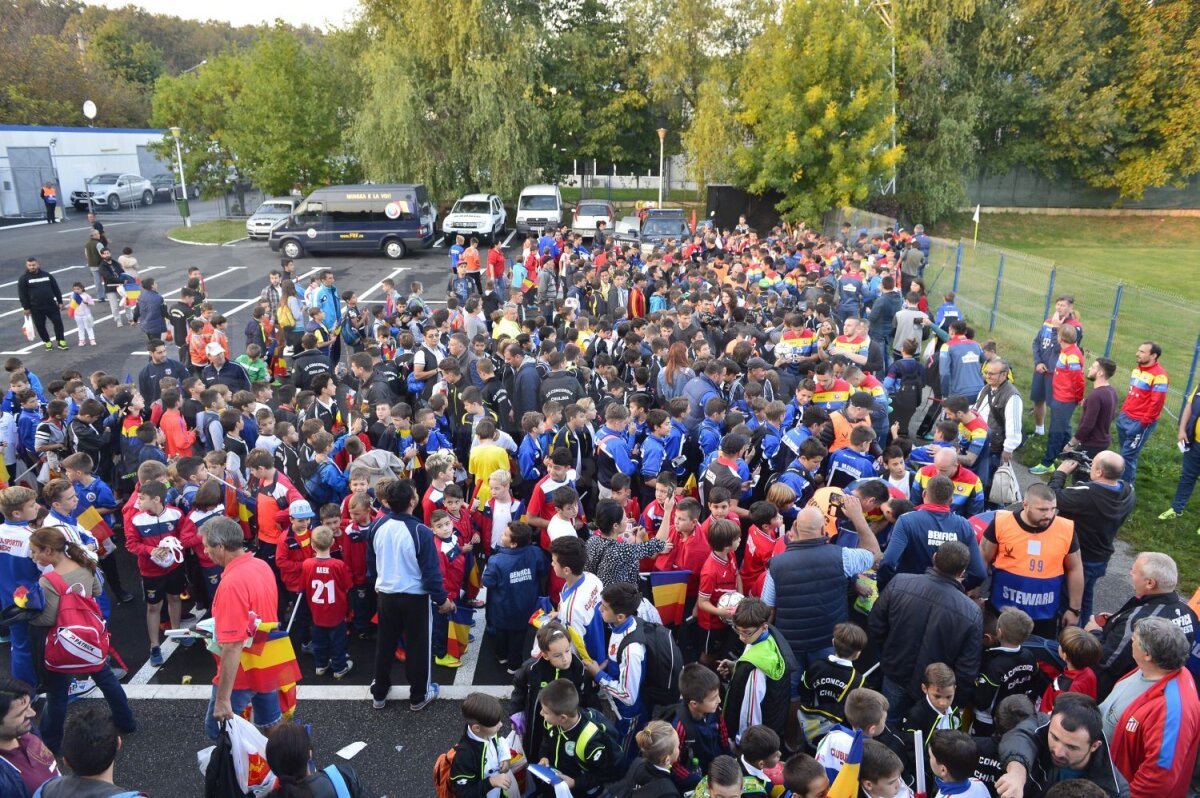 FOTO Asaltați de pici » Tricolorii au fost încurajați de peste 500 de viitori fotbaliști la renunire