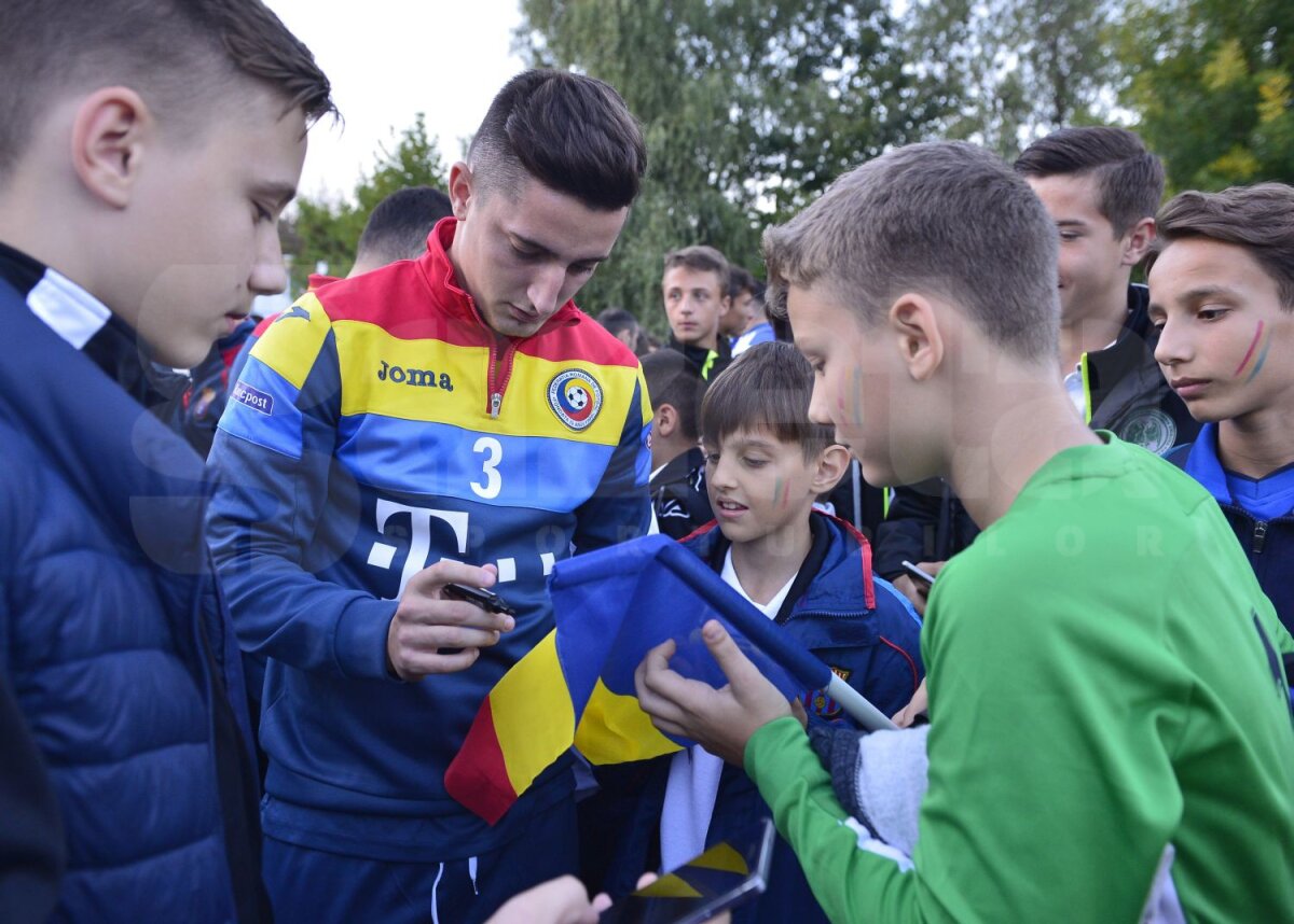 FOTO Asaltați de pici » Tricolorii au fost încurajați de peste 500 de viitori fotbaliști la renunire