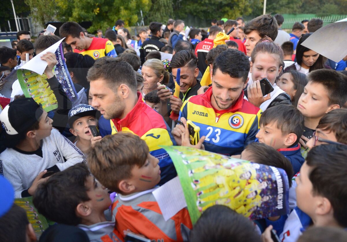 FOTO Asaltați de pici » Tricolorii au fost încurajați de peste 500 de viitori fotbaliști la renunire