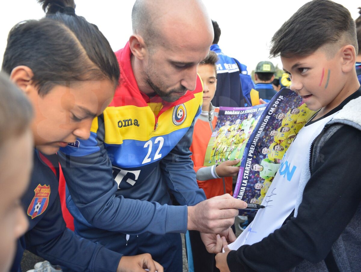 FOTO Asaltați de pici » Tricolorii au fost încurajați de peste 500 de viitori fotbaliști la renunire