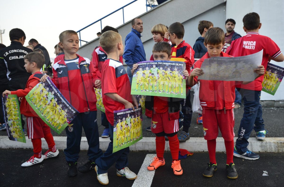 FOTO Asaltați de pici » Tricolorii au fost încurajați de peste 500 de viitori fotbaliști la renunire