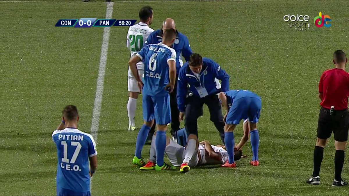 FOTO Sperietură în tabăra Concordiei în timpul meciului cu Pandurii » Un jucător nu s-a mai putut ridica de pe gazon