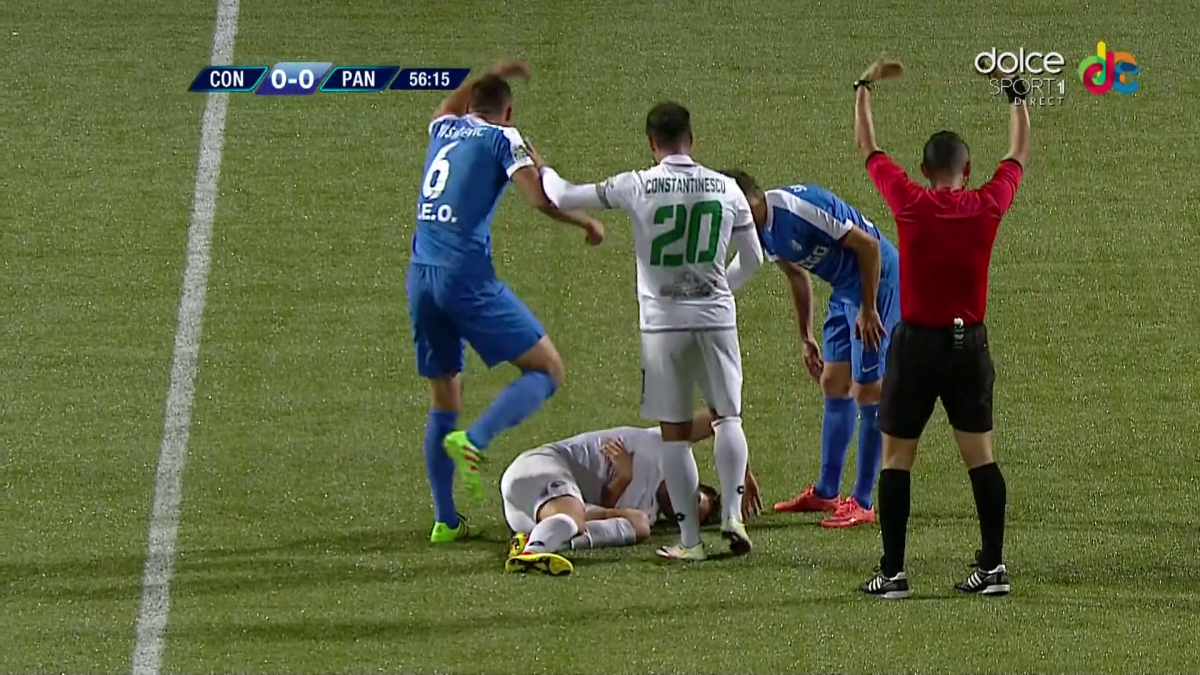 FOTO Sperietură în tabăra Concordiei în timpul meciului cu Pandurii » Un jucător nu s-a mai putut ridica de pe gazon